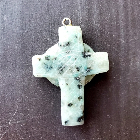 New Hand Carved Kiwi Stone Celtic Cross. - Picture 7 of 10